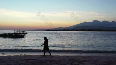 年轻的快乐夫人放松海海滩清洁白色沙子蓝色的背景